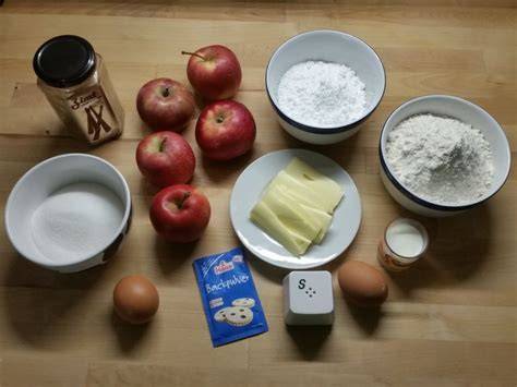 Klassische Backschritte eines Apfelkuchens: Zutaten, Teig, Apfelschicht, Backofen