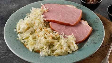 Klassische Beilagenspeisen zu Sauerkraut