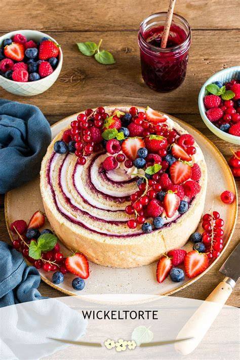 Klassische Charlotte Torte mit Biskuit und Früchten, Vintage-Stil, historische DDR-Kuchentafel