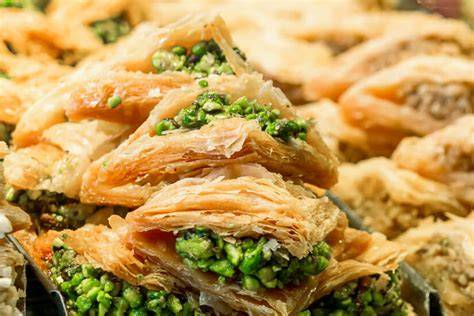 Klassische Dessertzutaten aus Albanien: Nüsse, Honig, Milch