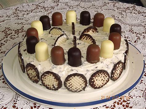 Klassische Dickmann Torte auf einer Geburtstagstafel