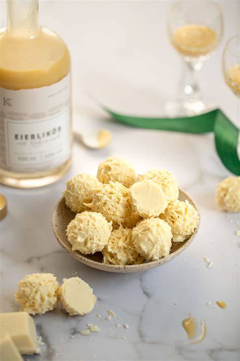 Klassische Eierlikör-Pralinen auf festlicher Platte