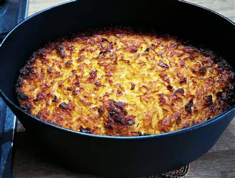 Klassische Eifeler Kuchenauslage mit Birrebunnes, Grießkuchen und Döppekooche