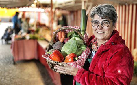 Klassische Erdbeer-Rhabarber-Kombination: Marktstand im Frühsommer