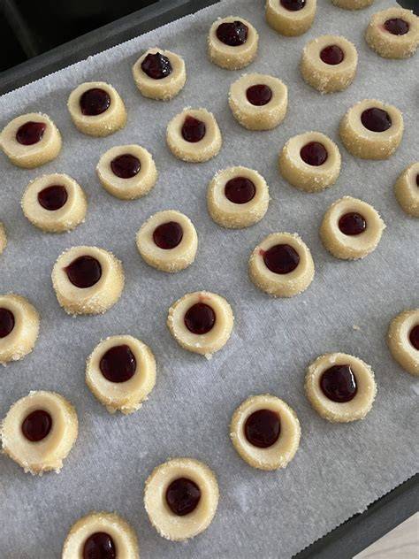 Klassische Heidesand-Plätzchen und Versionen mit Nusskruste und Marmeladenfüllung