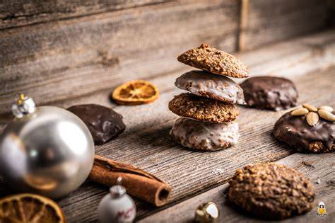 Klassische Lebkuchen und Magenbrot nebeneinander, mit Gewürzen dekoriert