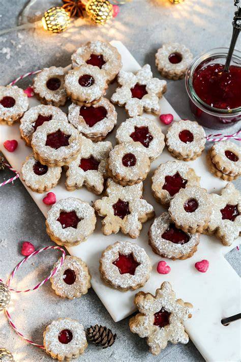 Klassische Linzer Plätzchen, Spitzbuben und Engelsaugen auf einer Etagere