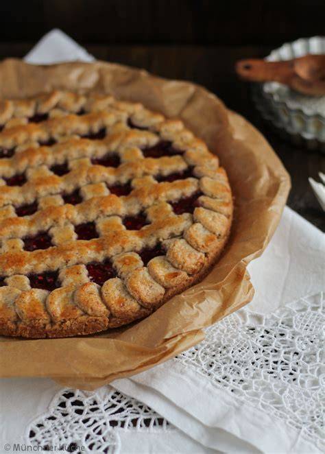 Klassische Linzer Torte mit Dekoration auf einer festlichen Tafel