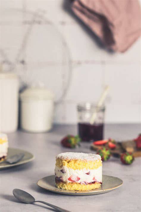 Klassische Mangomoussetorte auf Biskuit mit frischen Würfeln