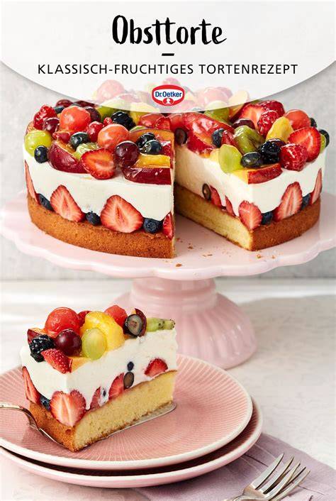 Klassische Muttertagstorten mit Obst und Sahne dekoriert