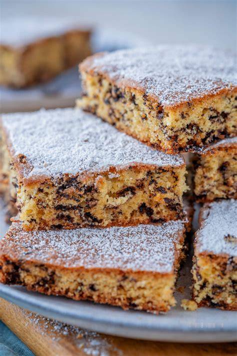 Klassische Rührkuchen auf dem Kuchentisch, Blechkuchen