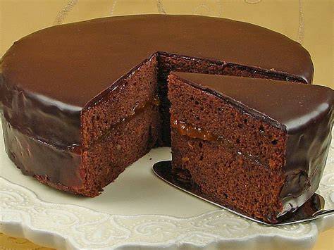 Klassische Sachertorte und ihre Schichten