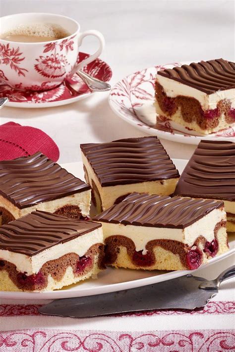 Klassische Sahnetuffs mit Kirschen Deko