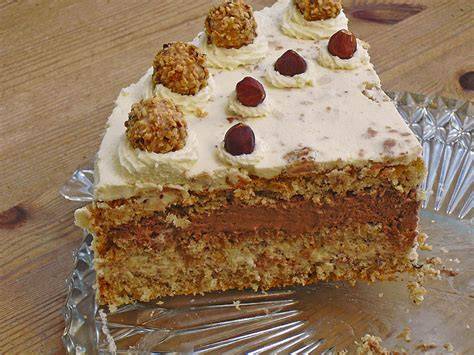 Klassische Schoko-Nuss-Torte mit Schokoladen- und Nussdeko auf festlicher Tortenplatte