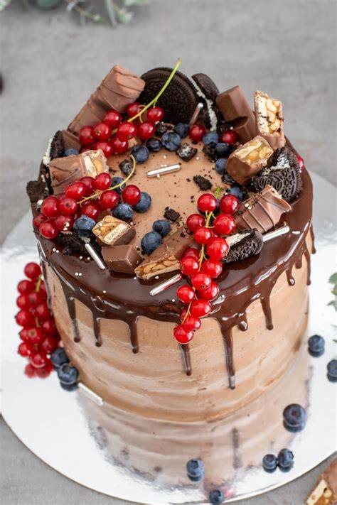 Klassische Schokoladen-Torte mit Creme, Frucht-Torten