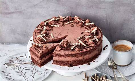 Klassische Schokotorte mit glänzender Ganache-Glasur und Streuseldeko