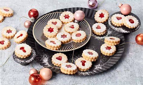 Klassische Spitzbuben mit Puderzucker und Marmeladenfüllung