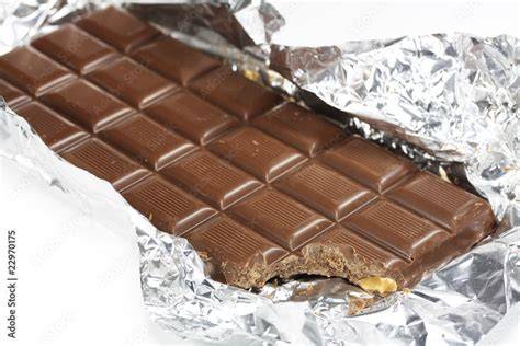 Klassische Tafel Schokolade auf Holztisch, angebissen
