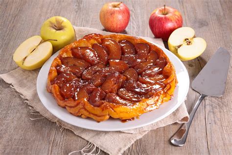 Klassische Tarte Tatin mit Karamell und Äpfeln