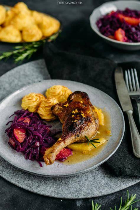 Klassische Telleranrichtung: Entenkeule mit Herzoginkartoffeln und Orangensoße