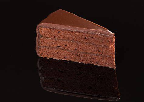 Klassische Tortenstücke: Sachertorte, Topfentorte, Esterhazytorte