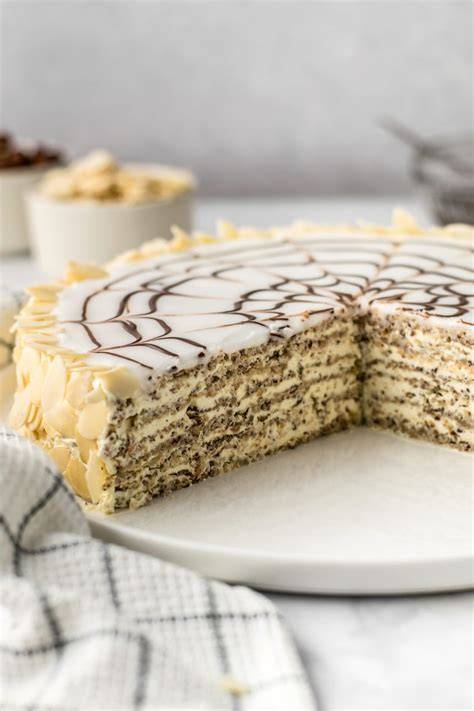 Klassische Ungarische Torten: Dobostorte und Esterházy-Torte angerichtet