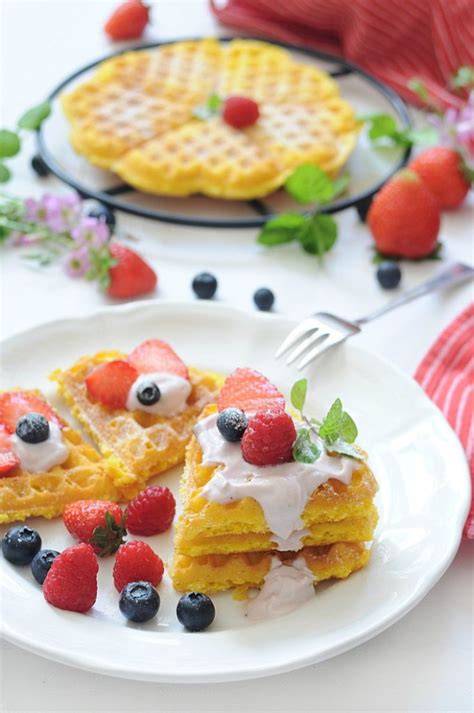 Klassische Waffeln mit Puderzucker und frischem Obst