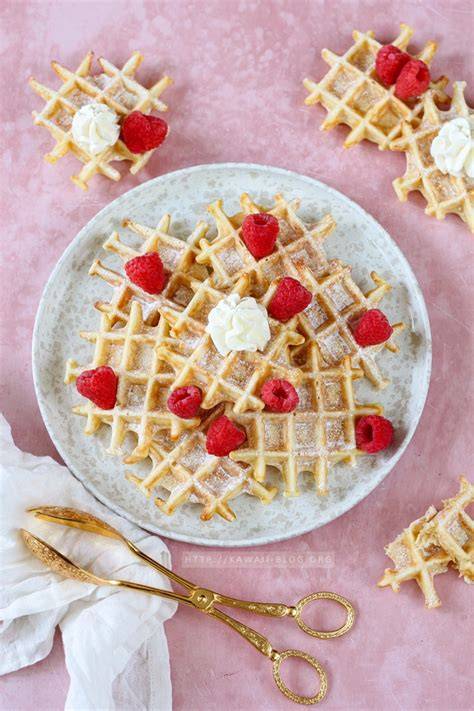 Klassische Waffeln mit kleinen Rhabarberwürfeln