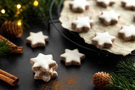 Klassische Weihnachtsplätzchen (Zimtsterne, Lebkuchen, Makronen)