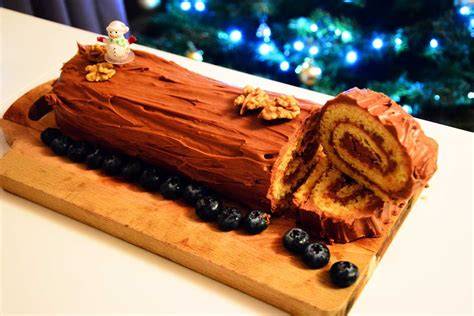 Klassische Weihnachtstorten: Bûche de Noël, Nusstorte, Marzipan-Schichttorte