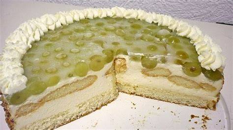 Klassische Weincreme-Torte: Biskuit, Weincreme, Sahne und dekorative Trauben