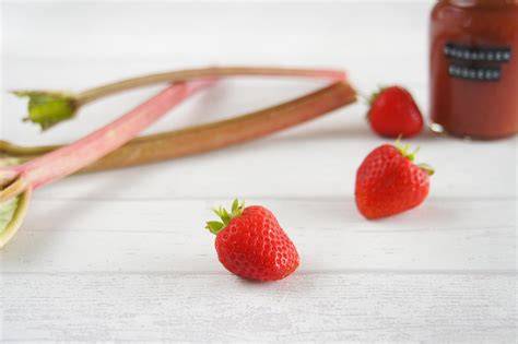 Klassische Zutaten für Rhabarber-Erdbeer-Marmelade