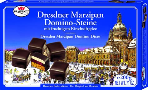 Klassische Zutaten für den Dresdner Dominostein: Marzipan, Lebkuchen, Kirschgelee, Schokolade