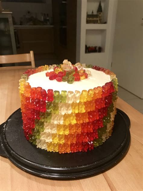 Klassische bunte Gummibärchentorte, fertig dekoriert