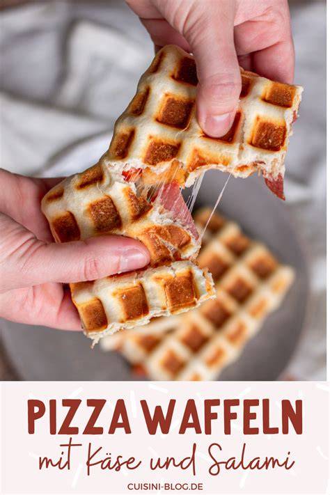 Klassische gefüllte Pizza-Waffeln mit Salami und Käse im Waffeleisen