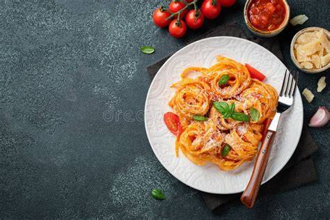 Klassische italienische Tagliatelle mit Trüffel und Parmesan auf einem Teller angerichtet