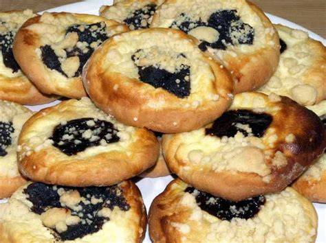 Klassische tschechische Koláče mit Quark- und Mohnfüllung