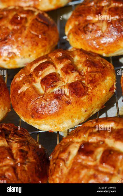 Klassische und herzhafte Hörnchenwaffeln frisch gebacken auf einem Gitter