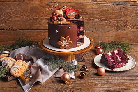 Klassische und moderne Weihnachtstorten auf einer festlich gedeckten Tafel