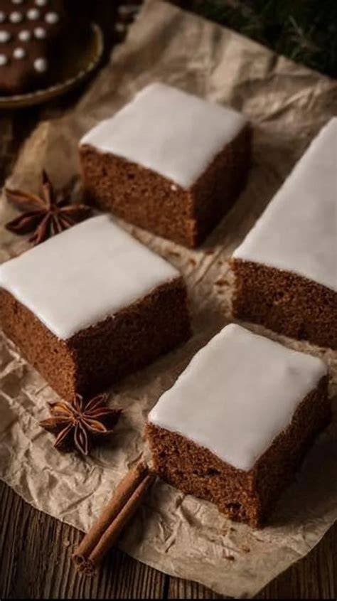 Klassischer, frisch glasierter Lebkuchen vom Backblech - Nahaufnahme