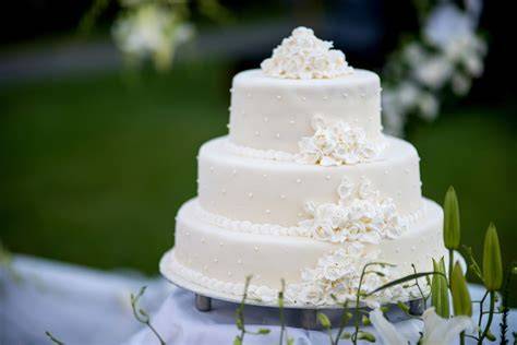 Klassischer Anschnitt und moderne Bräuche rund um die Hochzeitstorte