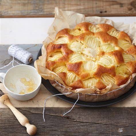 Klassischer Apfel-Mandelkuchen als Serviervorschlag