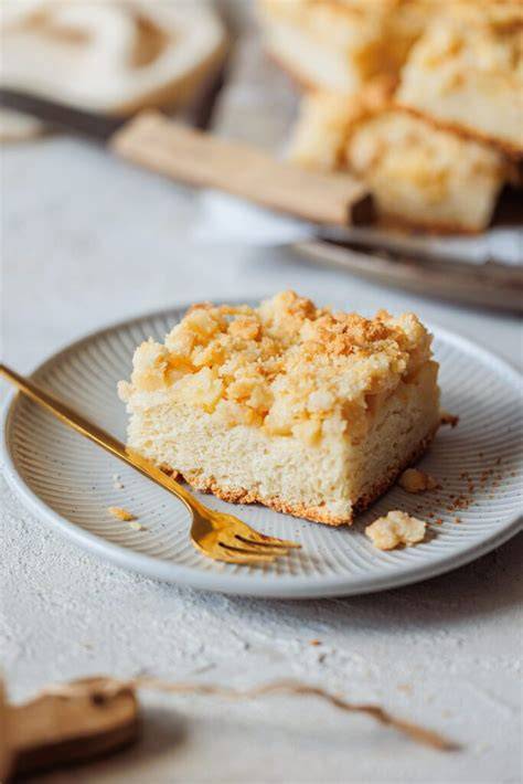 Klassischer Apfel-Streuselkuchen frisch angeschnitten