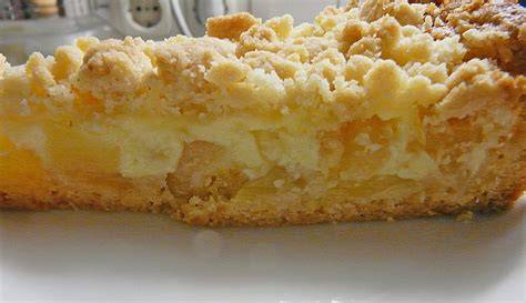 Klassischer Apfelkuchen mit Streuseln und Vanillepudding