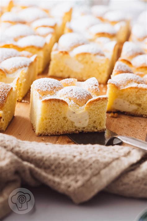 Klassischer Blechkuchen mit Eierlikörcreme, Backutensilien und Zutaten auf der Arbeitsfläche