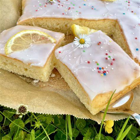 Klassischer Blechkuchen mit buntem Puderzuckerguss