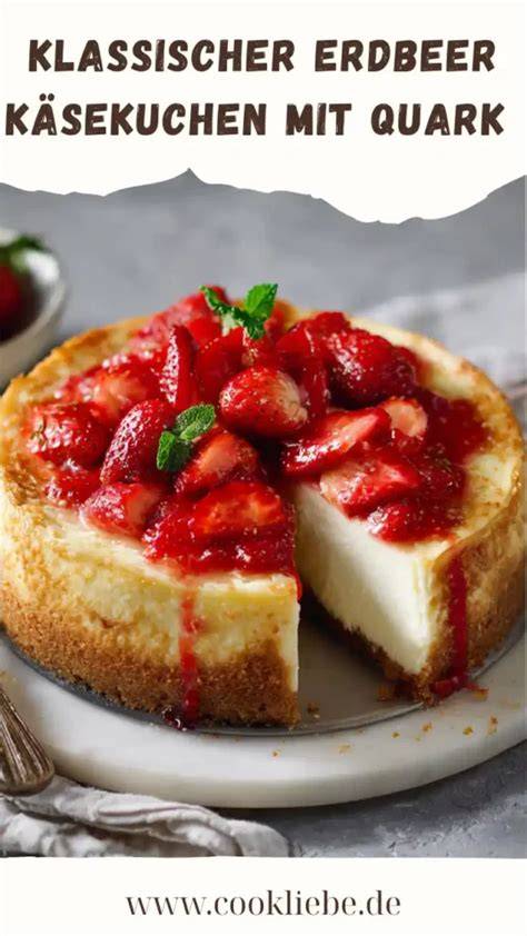 Klassischer Erdbeer-Rührkuchen auf einer Tafel mit frischem Schlagsahne-Topping
