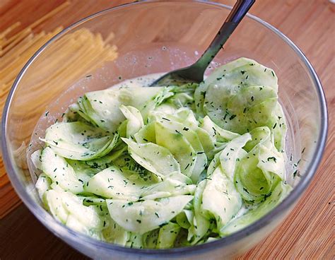 Klassischer Gurkensalat mit saurer Sahne und Dill garniert