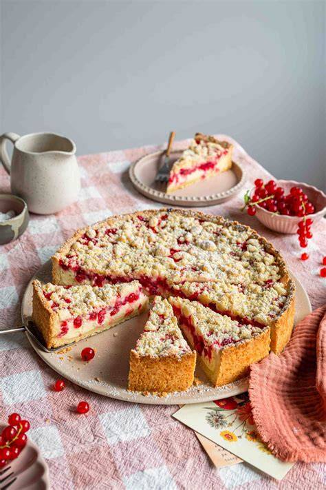 Klassischer Johannisbeerkuchen auf einer Tafel mit verschiedenen Ausfertigungen