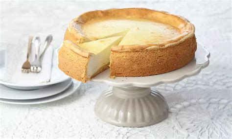 Klassischer Käsekuchen auf Tortenplatte